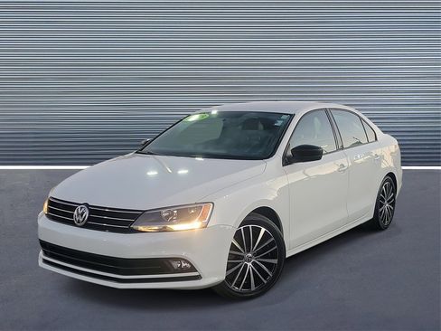 Used 2016 Volkswagen Jetta Sport image 1