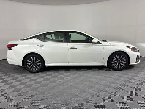 Used 2023 Nissan Altima 2.5 SV FWD image 5