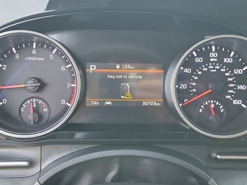 Used 2024 Kia Carnival EX FWD image 23