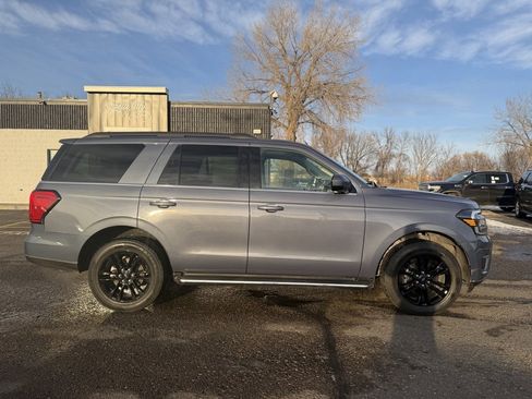 Used 2022 Ford Expedition XLT image 3