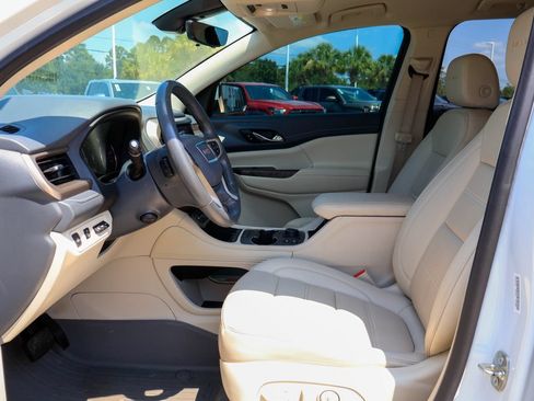 Used 2021 GMC Acadia Denali w/ Denali Technology Package FWD image 9
