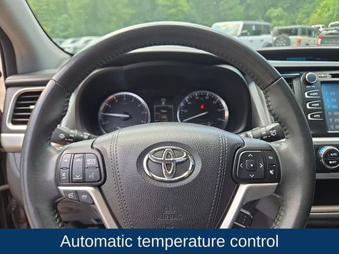 Used 2016 Toyota Highlander XLE AWD/4WD image 4