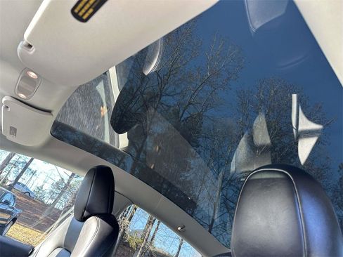 Used 2022 Tesla Model Y Long Range image 18