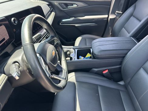 Used 2025 Chevrolet Traverse LT FWD image 14