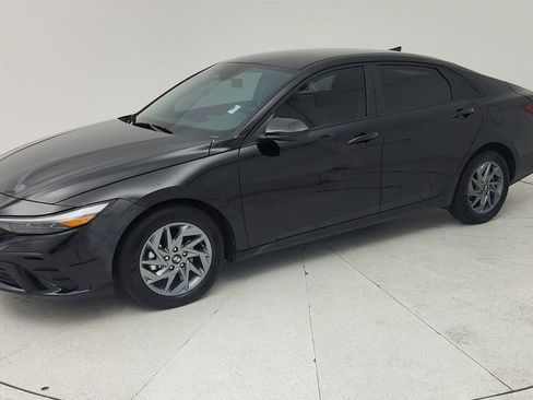 Used 2024 Hyundai Elantra SEL FWD image 3