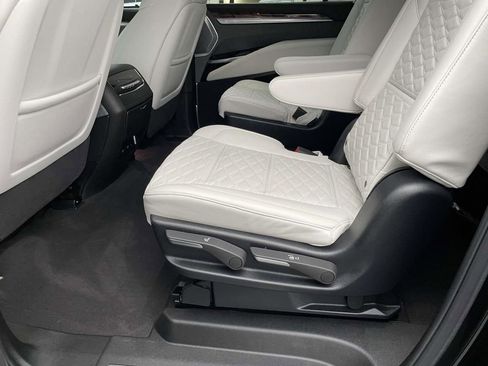 Certified 2025 Cadillac Escalade ESV Sport Platinum image 15