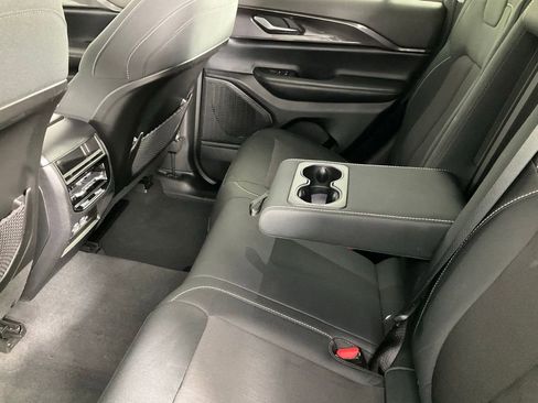 Used 2023 Jeep Grand Cherokee Laredo image 11