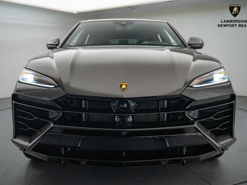 Used 2025 Lamborghini Urus SE image 11