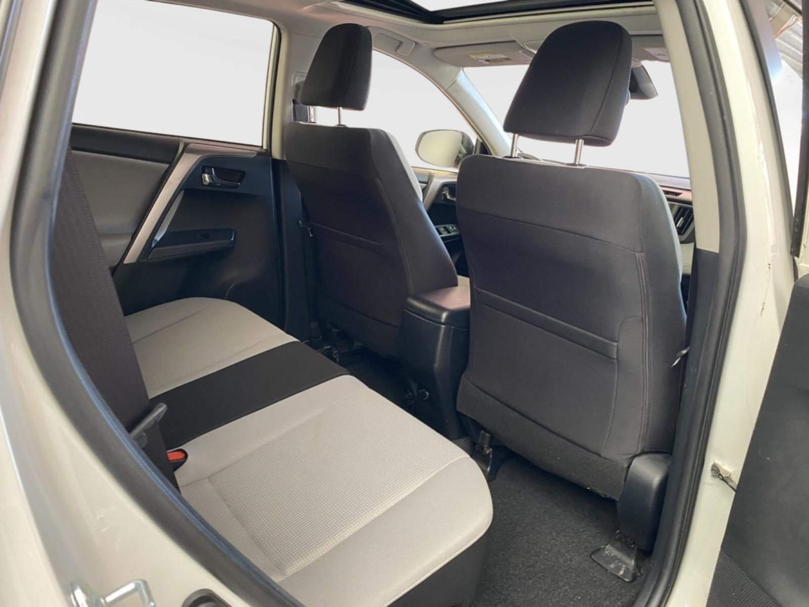 Used 2018 Toyota RAV4 XLE AWD/4WD image 11
