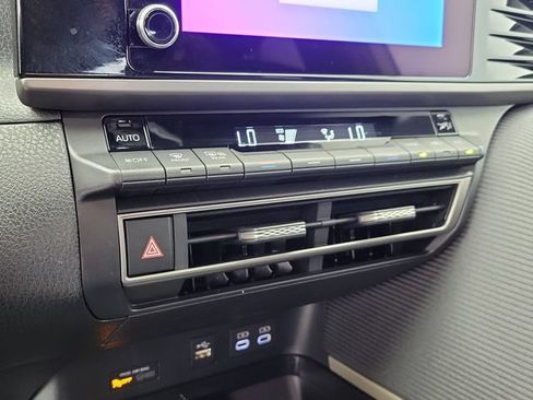 Used 2025 Toyota Camry SE w/ Convenience Package FWD image 29