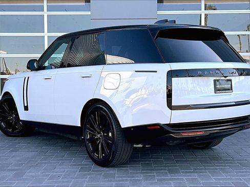 Used 2025 Land Rover Range Rover SE image 3