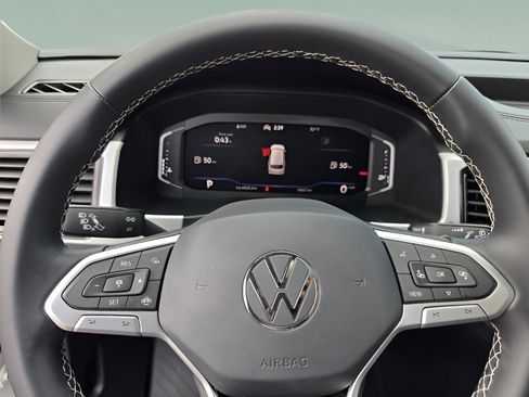 Used 2023 Volkswagen Atlas SE w/ Panoramic Sunroof Package FWD image 9