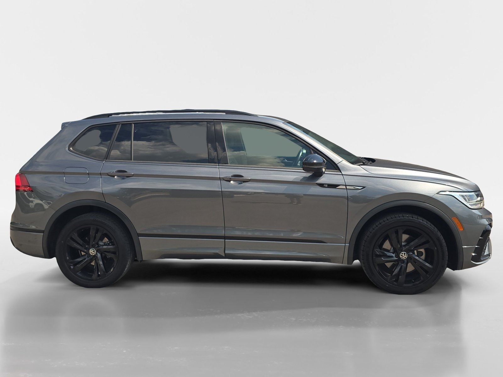 Used 2023 Volkswagen Tiguan SE R-Line FWD image 7