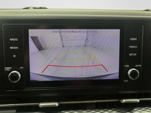 Used 2022 Kia Carnival LX image 23