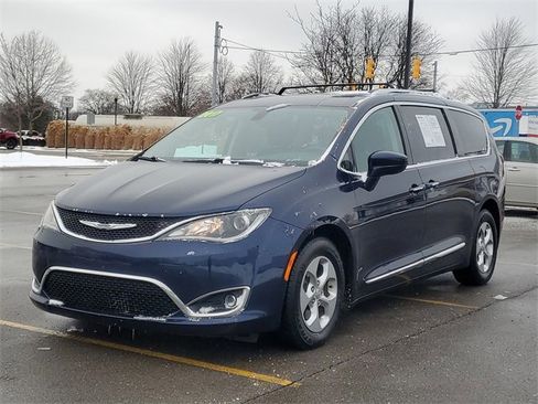 Used 2017 Chrysler Pacifica Touring-L Plus image 3