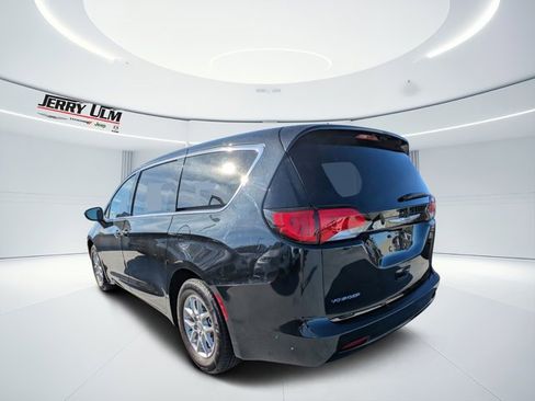 Used 2023 Chrysler Voyager LX image 5