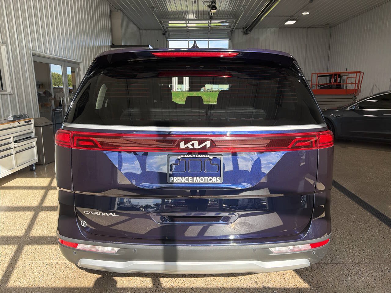 Used 2024 Kia Carnival LX FWD image 4