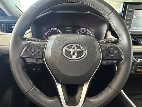 Used 2020 Toyota RAV4 XLE Premium image 21
