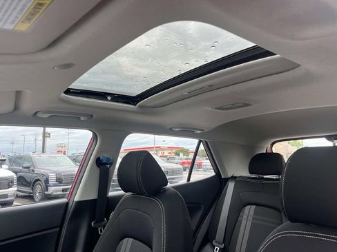 Certified 2025 Hyundai Venue SEL FWD image 25