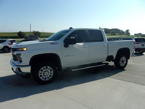 Used 2024 Chevrolet Silverado 2500 LT AWD/4WD image 5