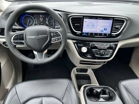 Used 2024 Chrysler Pacifica Touring-L FWD image 2