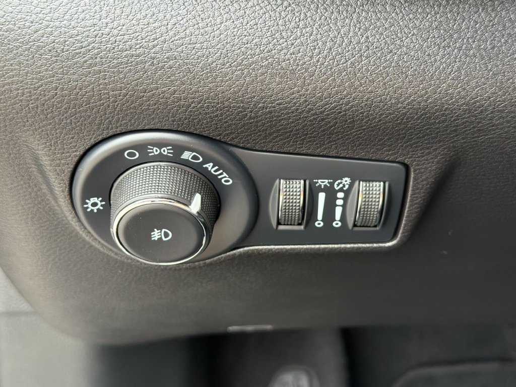 Used 2024 Jeep Compass Latitude AWD/4WD image 25