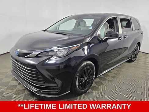 Used 2025 Toyota Sienna LE image 3