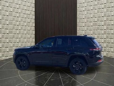 Used 2023 Jeep Grand Cherokee Altitude AWD/4WD image 11