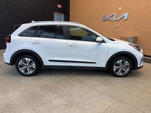 Certified 2022 Kia Niro EX w/ Cold Weather Package image 16