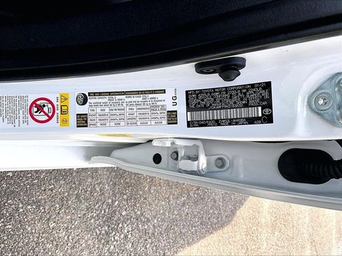 Certified 2021 Toyota Prius Prime XLE w/ Carpet Mat Package (TMS) FWD image 34