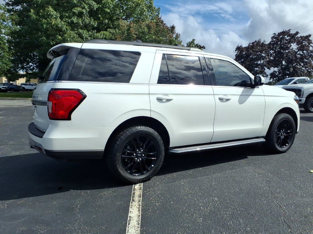 Used 2023 Ford Expedition XLT AWD/4WD image 3