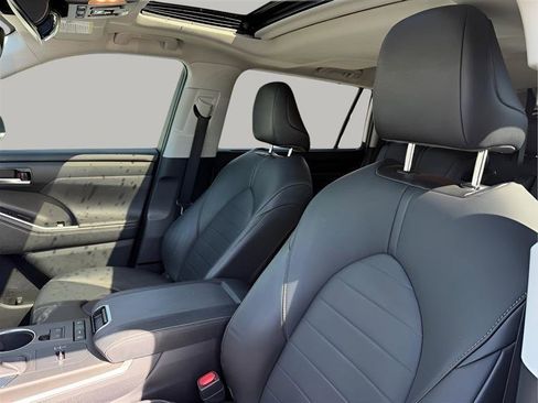 Used 2020 Toyota Highlander XLE image 18
