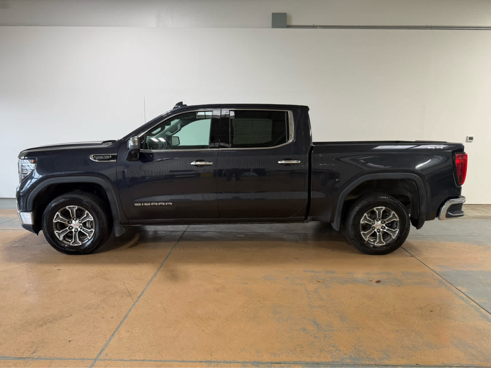 Used 2025 GMC Sierra 1500 SLT AWD/4WD image 2