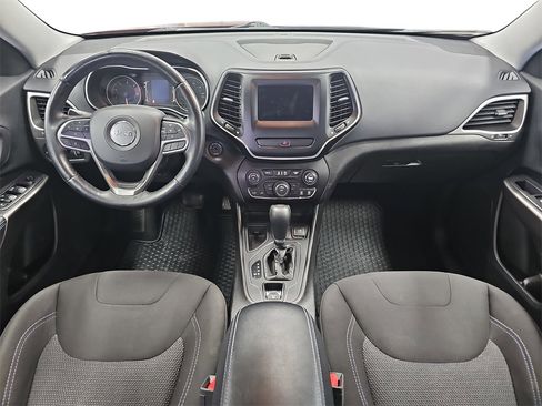 Used 2019 Jeep Cherokee Latitude w/ Cold Weather Group image 9