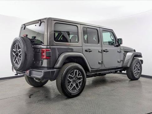Used 2025 Jeep Wrangler Unlimited Sahara AWD/4WD image 8