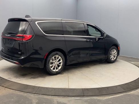 New 2026 Chrysler Pacifica Select image 5