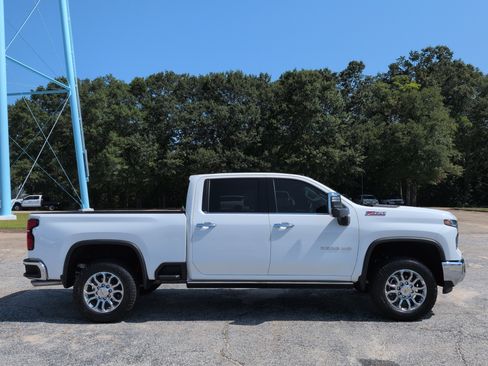 Used 2025 Chevrolet Silverado 2500 LTZ w/ LTZ Premium Package AWD/4WD image 2