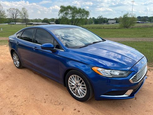 Used 2017 Ford Fusion SE w/ Fusion SE Technology Package image 2