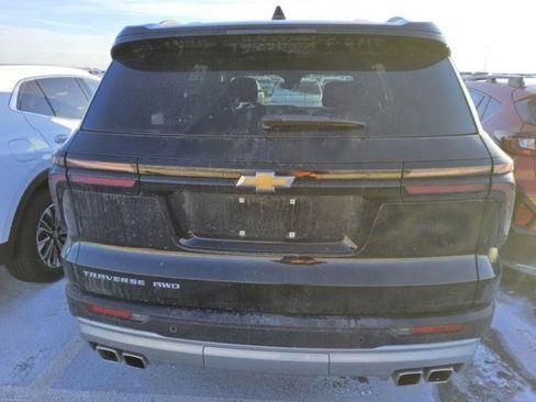 Used 2025 Chevrolet Traverse LT image 3