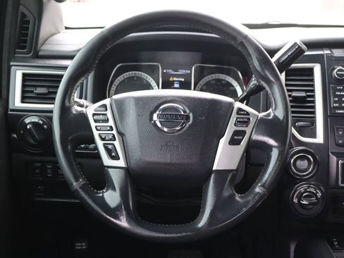 Used 2018 Nissan Titan SV w/ SV Convenience Package image 19
