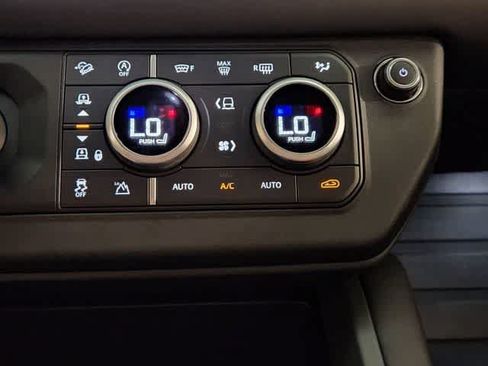 Used 2025 Land Rover Defender 130 X-Dynamic SE AWD/4WD image 31