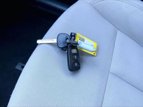 Used 2013 Hyundai Veloster w/Gray Int image 13