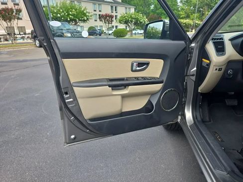 Used 2013 Kia Soul ! FWD image 32
