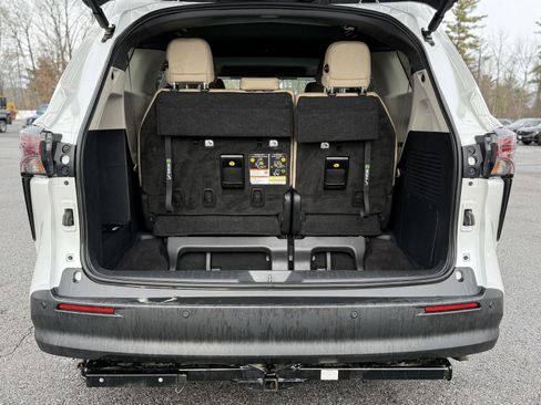 Used 2023 Toyota Sienna XLE image 10