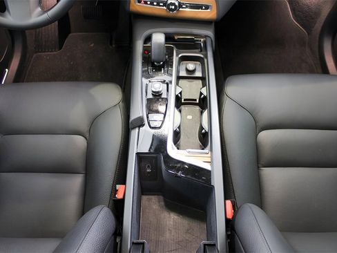 Certified 2025 Volvo XC90 B5 Plus image 17