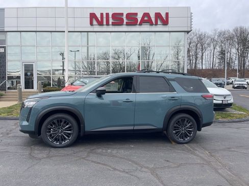 New 2026 Nissan Pathfinder SL image 2