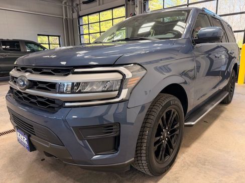 Used 2023 Ford Expedition XLT image 4