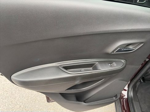 Used 2022 Chevrolet Trax LT w/ LT Convenience Package image 12