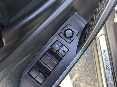 Used 2022 Toyota RAV4 LE image 12