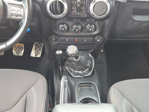 Used 2013 Jeep Wrangler Unlimited Rubicon w/ Connectivity Group AWD/4WD image 17